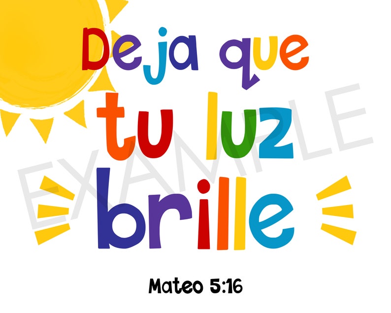 Puede incluir: Un estampado colorido con la frase "Deja que tu luz brille" en varios colores, acompa&ntilde;ado de una ilustraci&oacute;n de un sol amarillo. El texto "Mateo 5:16" est&aacute; en la parte inferior. El dise&ntilde;o est&aacute; sobre un fondo blanco.