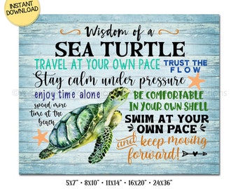 Könnte beinhalten: Ein Aquarellbild einer Meeresschildkröte auf blauem Holzgrund mit dem Text "Wisdom of a Sea Turtle" und inspirierenden Zitaten über das Entschleunigen und die Ruhe bewahren. Der Text enthält auch die verfügbaren Größen zum Kauf: 5x7", 8x10", 11x14", 16x20" und 24x36".