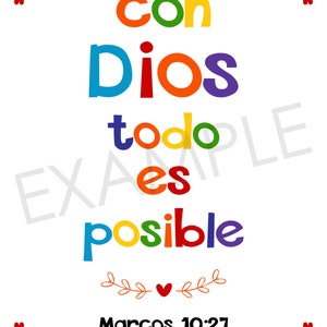 Puede incluir: Un estampado blanco con la frase "con Dios todo es posible" en varios colores. El texto est&aacute; dispuesto verticalmente y acompa&ntilde;ado del vers&iacute;culo b&iacute;blico "Marcos 10:27". Tambi&eacute;n hay elementos florales decorativos y acentos rojos.