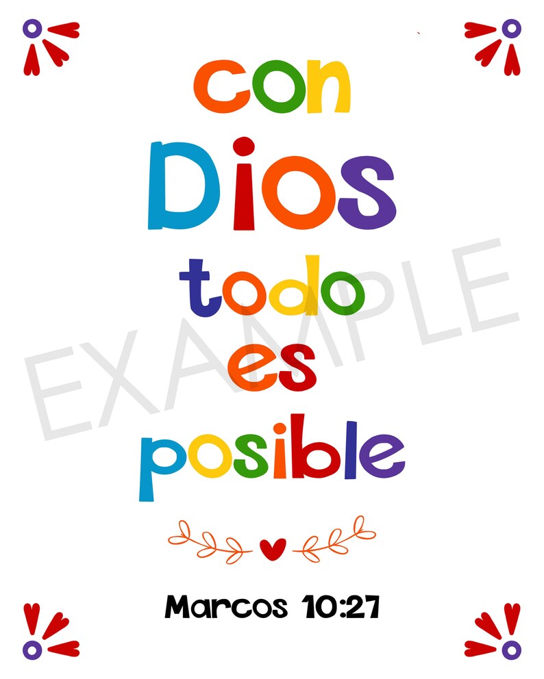 Puede incluir: Un estampado blanco con la frase "con Dios todo es posible" en varios colores. El texto est&aacute; dispuesto verticalmente y acompa&ntilde;ado del vers&iacute;culo b&iacute;blico "Marcos 10:27". Tambi&eacute;n hay elementos florales decorativos y acentos rojos.