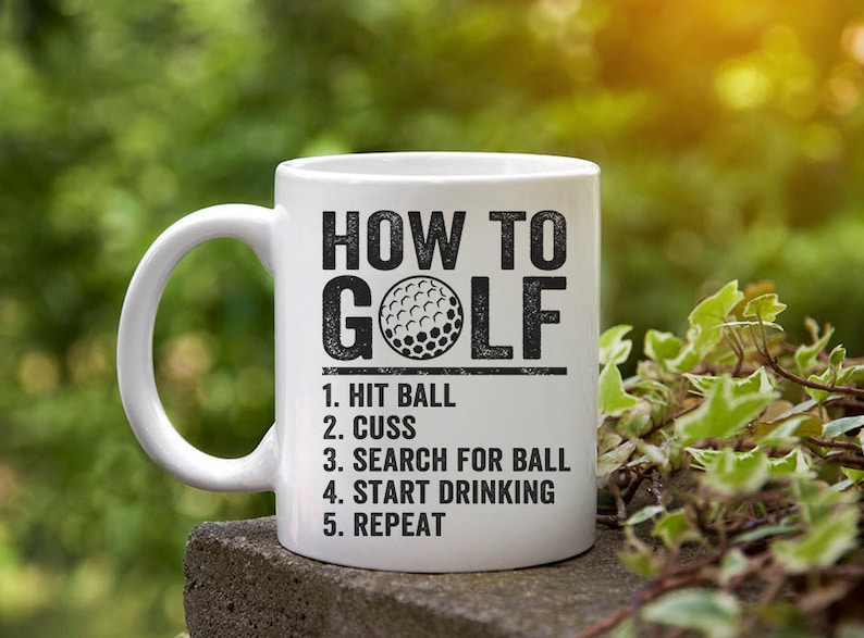 Pu&ograve; includere: Una tazza da caff&egrave; in ceramica bianca con una grafica nera che dice "How to Golf" e elenca i passaggi: "1. Hit Ball, 2. Cuss, 3. Search for Ball, 4. Start Drinking, 5. Repeat".