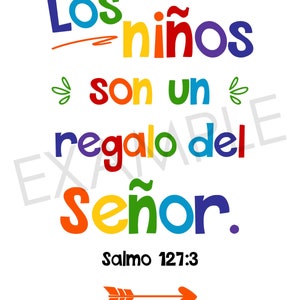 Puede incluir: Un dise&ntilde;o colorido con la frase "Los ni&ntilde;os son un regalo del Se&ntilde;or" en varios colores. Debajo del texto, se encuentra "Salmo 127:3" y una flecha naranja. El fondo es blanco.