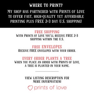 K&ouml;nnte beinhalten: Wei&szlig;er Hintergrund mit schwarzem und rosa Text. Der Text lautet &bdquo;WO DRUCKEN?&ldquo; und &bdquo;MEIN SHOP HAT SICH MIT PRINTS OF LOVE ZUSAMMENGETAN&ldquo;. Zus&auml;tzlicher Text enth&auml;lt &bdquo;KOSTENLOSER VERSAND&ldquo;, &bdquo;KOSTENLOSE UMSCHL&Auml;GE&ldquo; und &bdquo;JEDE BESTELLUNG PFLANZT EINEN BAUM&ldquo;. Das Prints of Love-Logo befindet sich unten.