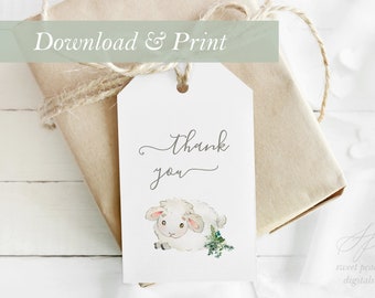 Op de afbeelding: Een wit cadeaulabel met een aquarel illustratie van een schaap en de woorden "thank you" in script. Het label is vastgebonden aan een verpakt pakket met touw. De woorden "Download & Print" staan bovenaan.