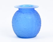 Vase verre moulé bleu effet cratère années 50 vintage