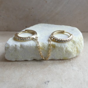 Aros dobles Huggie, aros con esposas, aros, Huggies, aros con dos Huggies, aros con cadena, aros con cadena, aros pequeños, aros pequeños