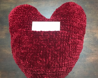 クラッシュ ベルベットのぬいぐるみと柔らかいバレンタイン ピロー/カドラーには、バレンタインにメッセージを残すためのポケットが付いています。