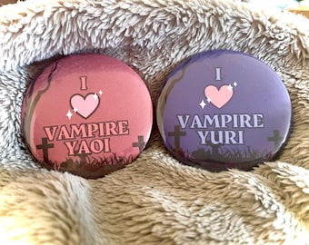 Przypinki Yaoi Vampire, Przypinki Yuri Vampire, Przypinka Vamp Love, Przypinka Yuri, Przypinka Yaoi, Tagi AO3, Przypinka z gadżetami fanfiction, Przypinki 2.25