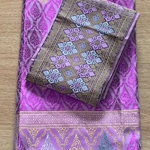 Jupe portefeuille avec Lao sinh/pha étant la taille sans soie laotienne. Prête à porter. EE