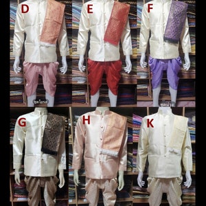 Op de afbeelding: Een verzameling van 12 traditionele Thaise outfits voor mannen. Elke outfit heeft een wit of zilveren langarmhemd met een mandarijnsluiting en een bijpassende broek. De outfits worden gepresenteerd op mannequins en zijn gerangschikt in rijen van drie. De outfits zijn versierd met verschillende patronen en kleuren, waaronder goud, rood, paars en bruin.