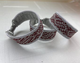 Handgeknüpftes Armband mit gesticktem lettischen Zeichen