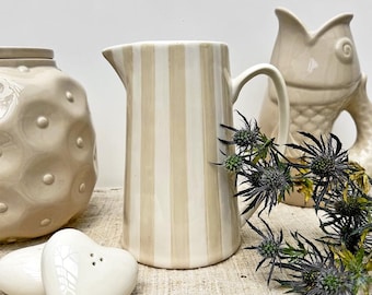Krug oder Karaffe mit Sand und weißen Streifen