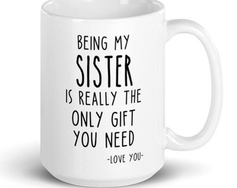 Puede incluir: Taza de cerámica blanca con texto negro que dice "Ser mi hermana es realmente el único regalo que necesitas -Te quiero-"