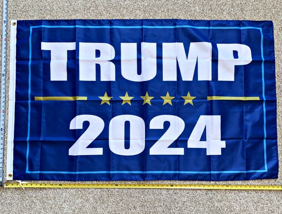 Trump Supporters Flip American Flag Upside Down In Protest Of Perceived - Foto 14