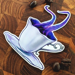 Könnte beinhalten: Eine weiße Teetasse mit einer darin wirbelnden Galaxie. Die Galaxie ist tiefblau und violett mit weißen Sternen. Zwei violette Tentakel ragen aus der Tasse.