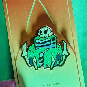 Necrolord Cake Enamel Pin | Skulls Skulls Skulls! | Maldraxxus | Warcraft-inspired