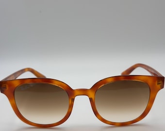 Vintage tortoise Ray-Ban sunglasses – classic style, timeless design. Iconic frames with retro vibes and everyday cool.