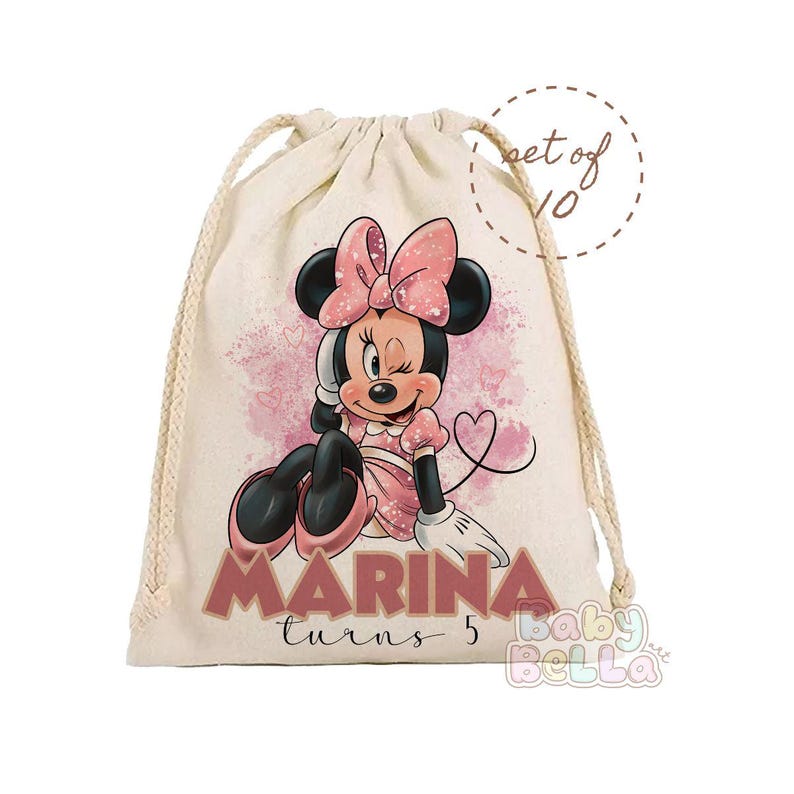 May include: A white drawstring bag with a pink Minnie Mouse design. The bag has the text "MARINA turns 5" and a pink heart. The bag is part of a set of 10.