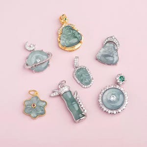 Fibbia della pace in giadeite blu naturale di grado A intarsiata in argento S925, con figura di Buddha, fiore di ciliegio, foglia e ciondoli con giunture di bambù