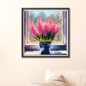 Pode incluir: Pintura emoldurada de flores de jacinto rosa num vaso azul numa janela. A pintura tem um estilo suave e impressionista, com um fundo desfocado de árvores e céu. A moldura da janela é pintada em tons de rosa e azul.