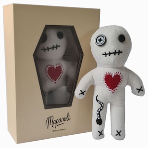 Voodoo Puppe mit Nadeln in Sarg Box und Anleitung - Komplett-Set - 16 cm handgemacht - Geschenk voor Jobwechsel, Ruhestand of Hochzeit