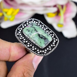 Bague bohème en zoïsite rubis naturel : bijou artisanal en argent sterling 925 et pierres précieuses pour femme