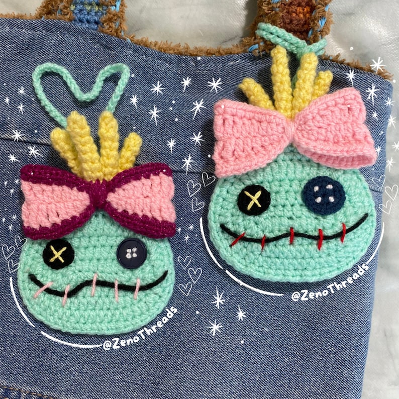 Pu&ograve; includere: Due personaggi Stitch all'uncinetto di Lilo & Stitch, con fiocchi rosa e capelli gialli, sono attaccati a una borsa di jeans. La borsa ha uno sfondo bianco con stelle e cuori.