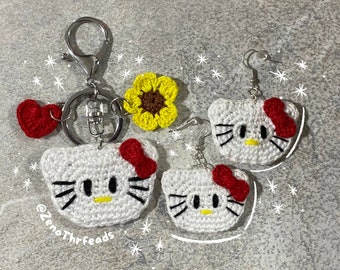 Orecchini e portachiavi a forma di gattino all'uncinetto