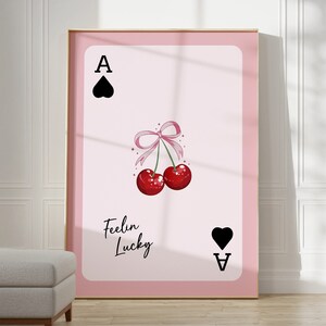 Feeling Lucky Ace of Hearts Wall Art Cytat Wydruk, Kokietka Kokarda Z Wiśniami Plakat, Różowy Plakat Karty Do Gry, Modne Cyfrowe Wydruki Sztuki
