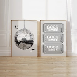 Zestaw 2 plakatów Retro Disco Ball Good Times Ticket, Mirror Ball Wall Art, wystrój w stylu Vintage z lat 70., modne wydruki cyfrowe, plakaty do druku