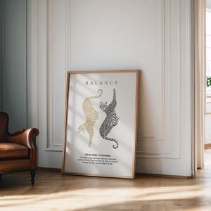 Peut inclure: Une impression encadr&eacute;e en noir et or avec le mot "BALANCE" en texte noir. L'impression pr&eacute;sente deux l&eacute;opards, l'un or et l'autre noir, se faisant face dans une pose &eacute;quilibr&eacute;e. Le texte "Yin & Yang | Leopards" est sous les l&eacute;opards. Le texte ci-dessous se lit comme suit : "L'&eacute;quilibre et l'harmonie entre des forces apparemment oppos&eacute;es, repr&eacute;sentent le flux du changement constant et la nature cyclique de la vie."