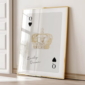 Stampa della Regina di Cuori Fortunata, Arte Murale con Carte da Gioco Retro, Poster con Citazione Ispiratrice, Estetica Oro alla Moda, Arredamento per Appartamenti, Download Digitale