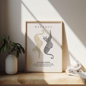 Peut inclure: Une affiche minimaliste avec une illustration noire et dor&eacute;e de deux l&eacute;opards se faisant face. Le texte "BALANCE" est en haut de l'affiche, et le texte "YIN & YANG | LEOPARDS" est en bas. Le texte sous l'illustration se lit comme suit : "L'&eacute;quilibre et l'harmonie entre des forces apparemment oppos&eacute;es, repr&eacute;sentant l'id&eacute;e de changement constant et la nature cyclique de la vie."