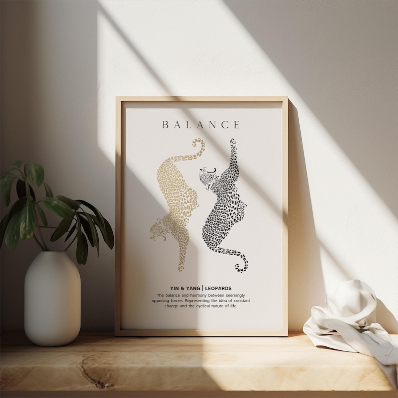 Peut inclure: Une affiche minimaliste avec une illustration noire et dor&eacute;e de deux l&eacute;opards se faisant face. Le texte "BALANCE" est en haut de l'affiche, et le texte "YIN & YANG | LEOPARDS" est en bas. Le texte sous l'illustration se lit comme suit : "L'&eacute;quilibre et l'harmonie entre des forces apparemment oppos&eacute;es, repr&eacute;sentant l'id&eacute;e de changement constant et la nature cyclique de la vie."
