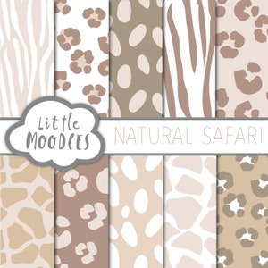 Op de afbeelding: Een set van 10 digitale papierpatronen met verschillende dierenprints in beige en bruine tinten. De patronen omvatten zebra-, luipaard-, giraffe- en cheetahprints. De tekst "Little Moodces NATURAL SAFARI" wordt weergegeven op een witte banner.