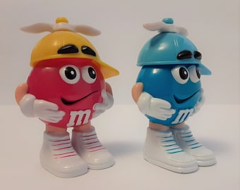Coppia di adorabili mini dispenser per M&Ms