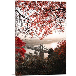 ARTCANVAS Puente de la libertad a través de hojas rojas de otoño Budapest Hungría Lienzo Impresión artística
