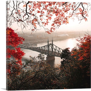 ARTCANVAS Liberty Bridge a través de hojas rojas de otoño Budapest Hungría Square Canvas Art Print