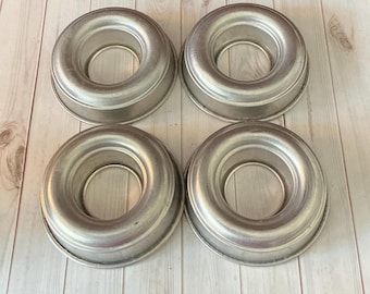 Vintage aluminium donutvormen, donutsnijders, geleivormen, boerderijkeuken, keukendecor, veel van vier, bakken, jaren 60