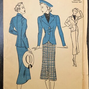 Może przedstawiać: Wzorzec szycia vintage do dwuczęściowego garnituru. Wzorzec jest dla rozmiaru 14, z obwodem biustu 81 cm i obwodem bioder 89 cm. Wzorzec jest zilustrowany dwiema kobietami noszącymi garnitur, jedna w niebieskiej kurtce i sp&oacute;dnicy, a druga w białej kurtce i sp&oacute;dnicy.