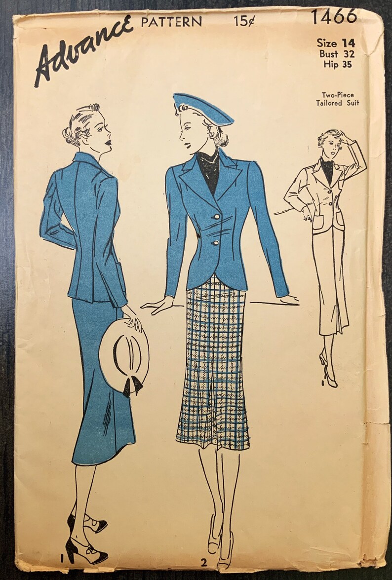 Może przedstawiać: Wzorzec szycia vintage do dwuczęściowego garnituru. Wzorzec jest dla rozmiaru 14, z obwodem biustu 81 cm i obwodem bioder 89 cm. Wzorzec jest zilustrowany dwiema kobietami noszącymi garnitur, jedna w niebieskiej kurtce i sp&oacute;dnicy, a druga w białej kurtce i sp&oacute;dnicy.