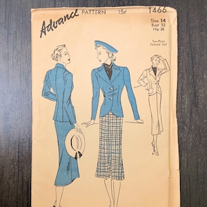 Może przedstawiać: Wzorzec szycia vintage do dwuczęściowego garnituru. Wzorzec jest dla rozmiaru 14, biust 81 cm i biodra 89 cm. Wzorzec jest zilustrowany kobietą w niebieskiej kurtce i sp&oacute;dnicy.