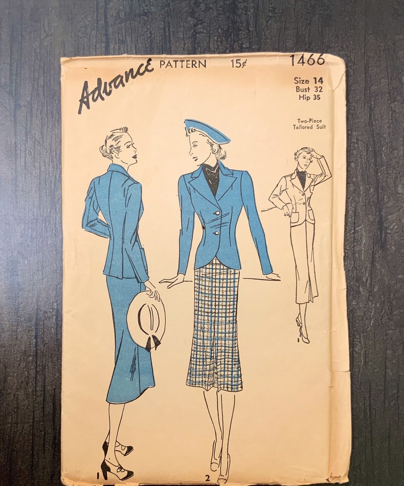 Może przedstawiać: Wzorzec szycia vintage do dwuczęściowego garnituru. Wzorzec jest dla rozmiaru 14, biust 81 cm i biodra 89 cm. Wzorzec jest zilustrowany kobietą w niebieskiej kurtce i sp&oacute;dnicy.