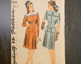 vintage années 1940 Simplicité Couture Pattern, 4902, Taille 13, Robe deux pièces, Jupe plissée, Veste ajustée, Poches à volants, L’ère de la Guerre mondiale