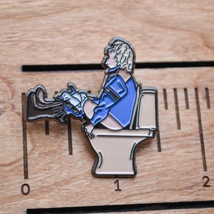 Dumb & Dumber Toilet Scene Enamel Brooch Pin - 90’s Comedy Jim Carrey Jeff Daniels