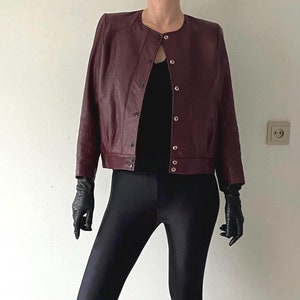 Blouson aviateur vintage en cuir bordeaux bordeaux femme taille petite veste bouton pression en cuir véritable fabriquée en Suède vêtements vintage des années 90