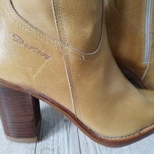 K&ouml;nnte beinhalten: Hellbraune Leder-Ankle Boots mit spitzer Zehenpartie und Blockabsatz. Die Stiefel haben einen Rei&szlig;verschluss an der Seite und das Wort "Destroy" ist eingepr&auml;gt. Der Absatz ist ca. 7,6 cm hoch.