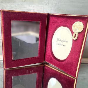 Vintage Raspberry Velvet Bi-Fold Photo Frame: Ornate Tabletop Display (4x6)