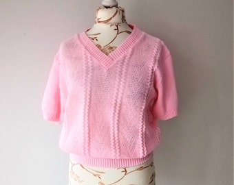 Bluzka z koronką w kolorze różowym w stylu vintage: krótki sweter z akrylu, wyprodukowany w Niemczech