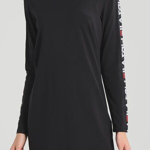 Vestido corto de cuello alto negro FILA, manga larga, estilo deportivo tipo túnica con cinta con logo, estilo streetwear athleisure de los 90 / Talla M imagen 14